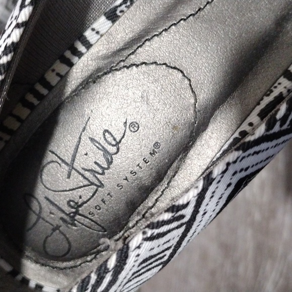 Life Stride black and white fabric open toe wedges. Size 7.5 - Picture 4 of 9